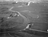 842827 Luchtfoto van de rivier de Eem ter hoogte van de Kleine Melm (rechts, Eemweg) te Soest uit het noordwesten; op ...